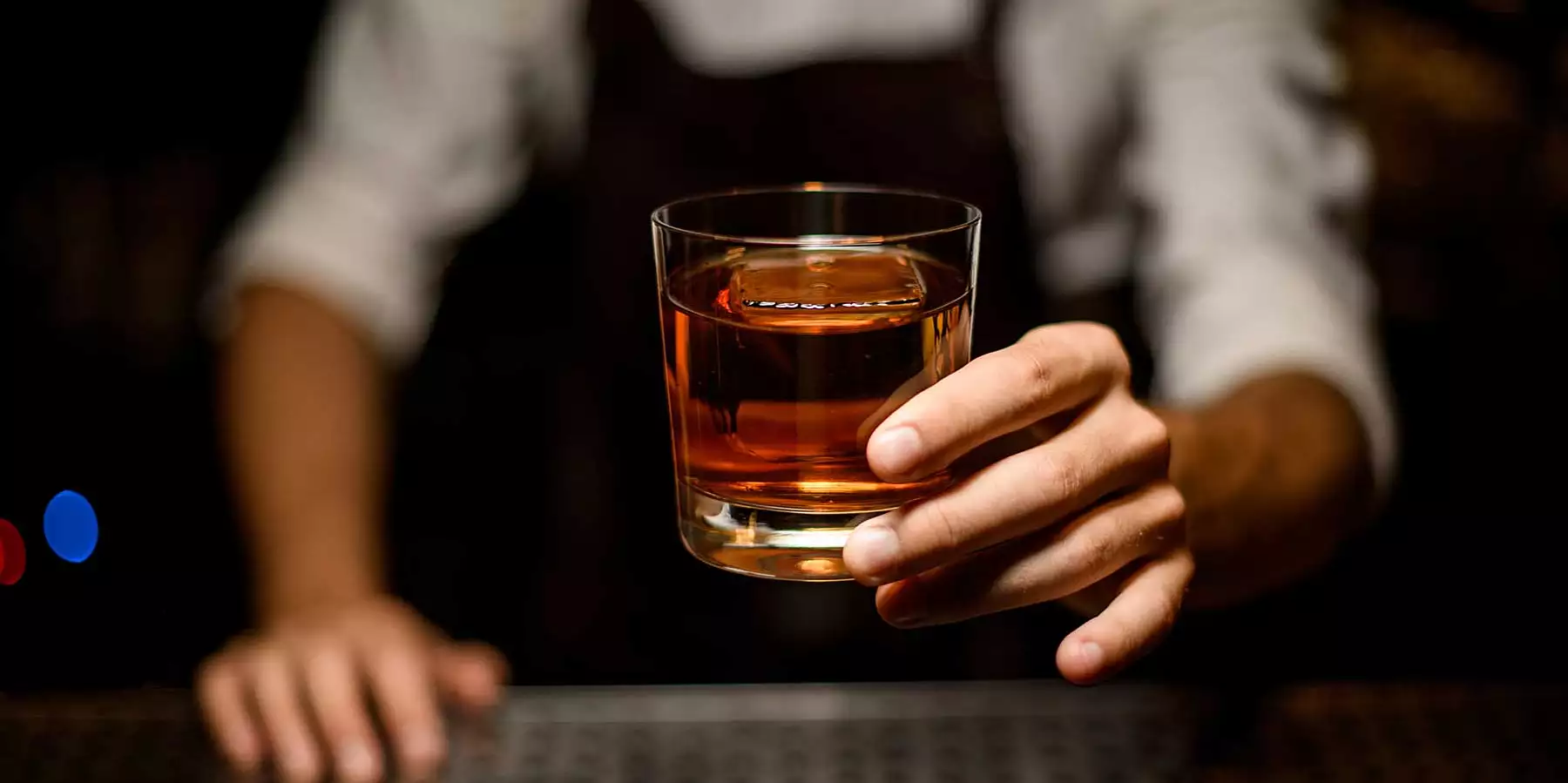 bartender serverar whiskey